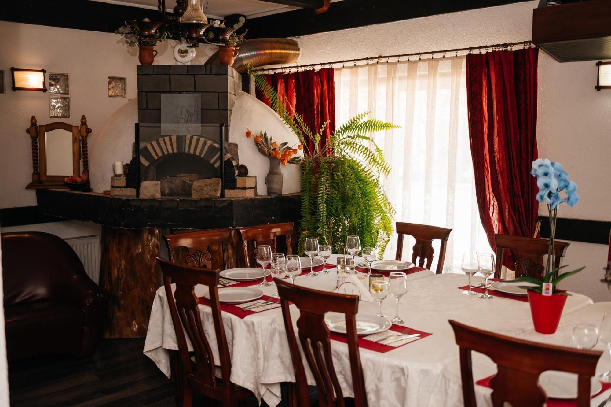 Casa Octavian Hotel Sucevita Kültér fotó