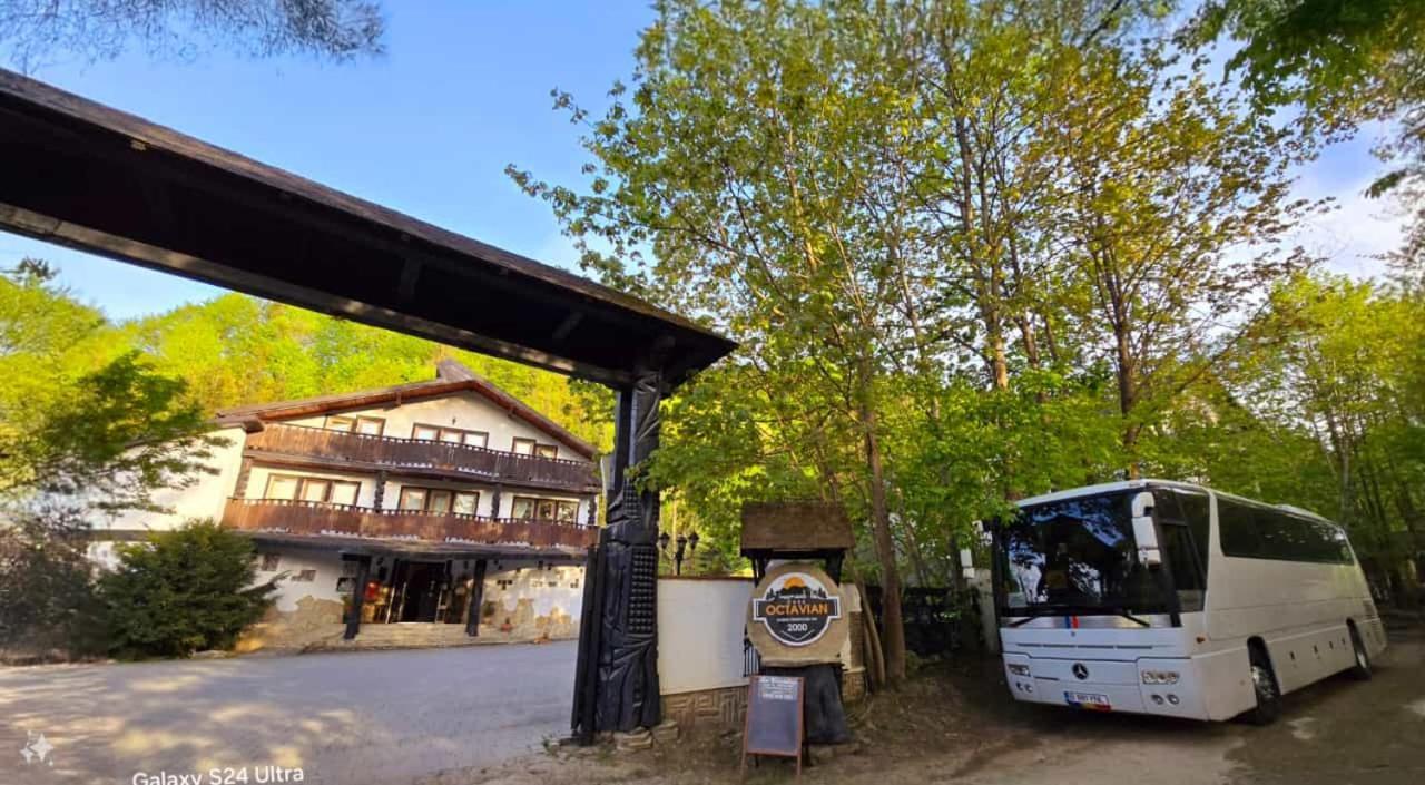 Casa Octavian Hotel Sucevita Kültér fotó